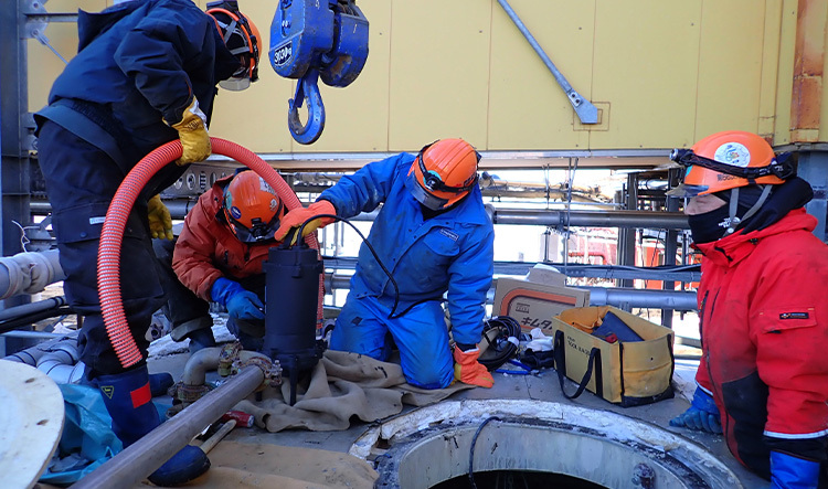 配管システムの実装試験をする東海林隊員